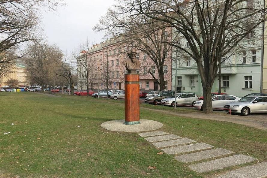 Streets as Shared Rooms: Prague’s integrated transit system vs India’s rapid urbanization